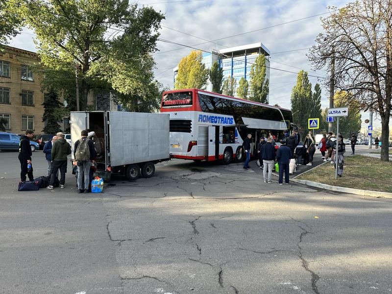 Încărcarea coletelor în autocarul RomeoTrans