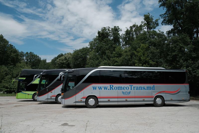 Autocare RomeoTrans aliniate înainte de plecare