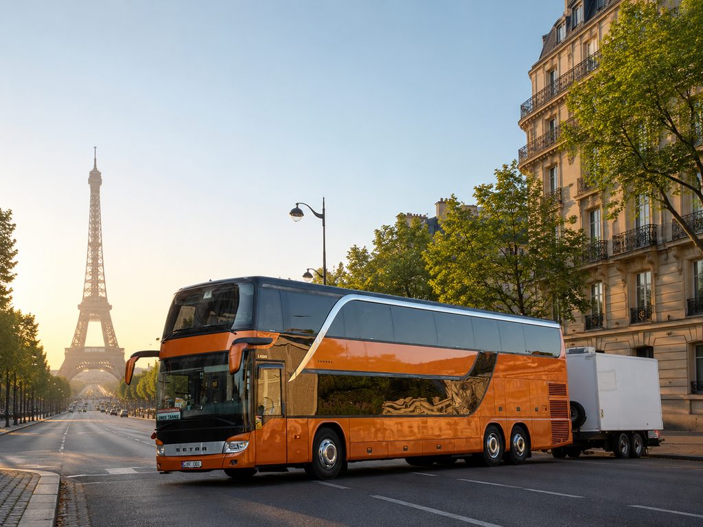 Autocar RomeoTrans pe un bulevard din Paris, cu Turnul Eiffel (ilustrație)